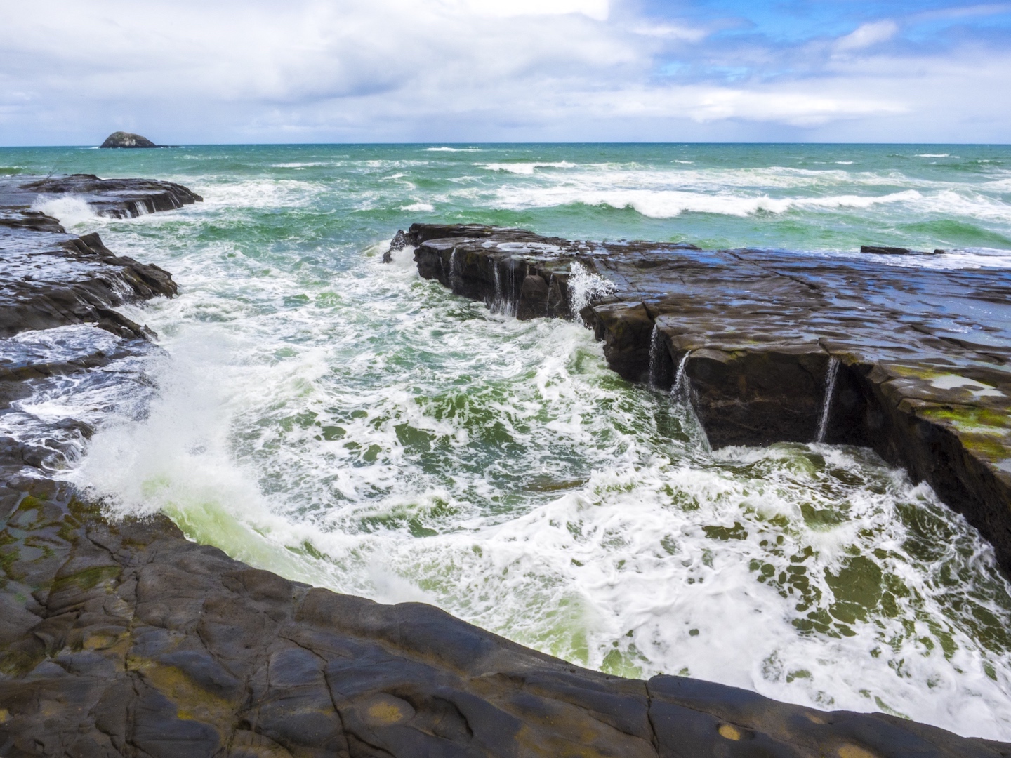muriwai-rocks-waves